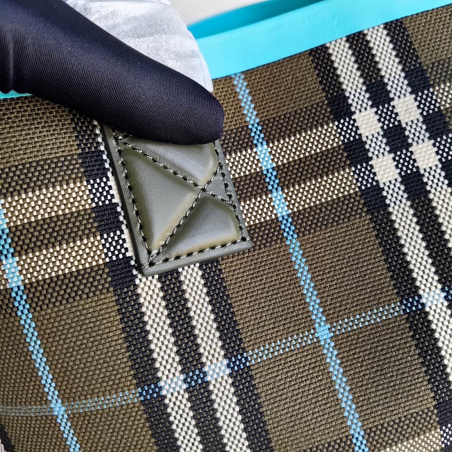 原單Burberry 格紋棉質帆布
頂部皮革提柄
敞口設計
手繪塗漆邊緣
光澤金屬配件
可拆式拉鍊收納袋
頂部皮革提柄
敞口設計
手繪塗漆邊緣
光澤金屬配件
可拆式拉鍊收納袋
商品 80783781
尺寸 51 18 29