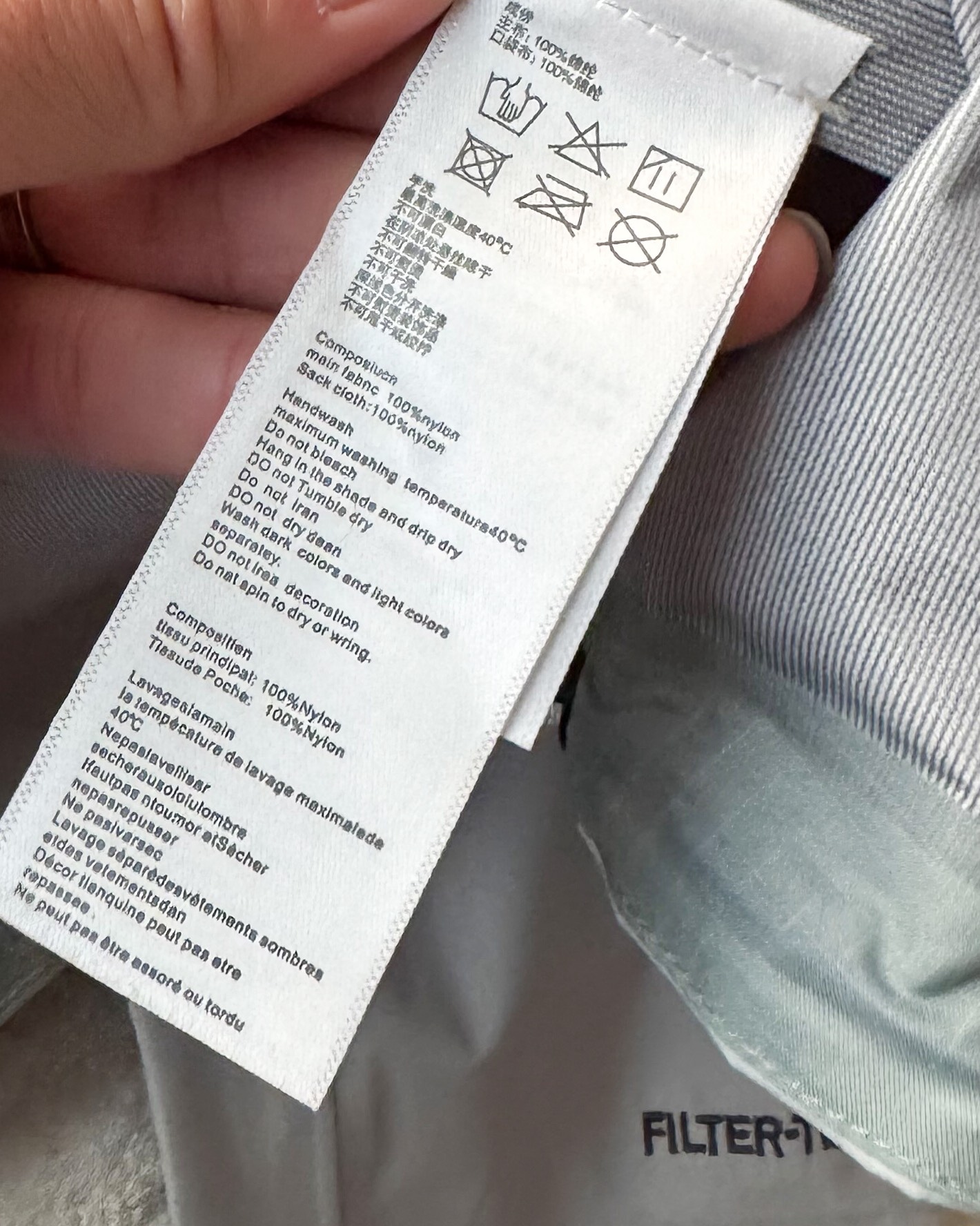 KAILAS凱樂石博格達衝鋒衣！防風防水透氣保溫，六色可選！面料採用與100D Gore-Tex Pro同級防護科技，人性化剪裁設計立體剪裁在肩部、肘部預留充足活動空間，背負重包時也不會束縛動作。風帽後側設有抽繩調節系統，暴雨時收緊可防止雨水糊臉；袖口採用鈎環固定，大幅活動時不易移位。透氣與輕量平衡腋下雙拉鍊設計能在運動時形成有效通風。整體重量控制得當，長途徒步不會造成負擔。可拆卸內膽：三合一設計最驚喜的是羽絨內膽
羽絨內膽特別輕便，保暖效果很好；可拆卸，很方便穿脫，拆掉羽絨內膽，就是一件風殼