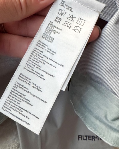 KAILAS凱樂石博格達衝鋒衣！防風防水透氣保溫，六色可選！面料採用與100D Gore-Tex Pro同級防護科技，人性化剪裁設計立體剪裁在肩部、肘部預留充足活動空間，背負重包時也不會束縛動作。風帽後側設有抽繩調節系統，暴雨時收緊可防止雨水糊臉；袖口採用鈎環固定，大幅活動時不易移位。透氣與輕量平衡腋下雙拉鍊設計能在運動時形成有效通風。整體重量控制得當，長途徒步不會造成負擔。可拆卸內膽：三合一設計最驚喜的是羽絨內膽
羽絨內膽特別輕便，保暖效果很好；可拆卸，很方便穿脫，拆掉羽絨內膽，就是一件風殼