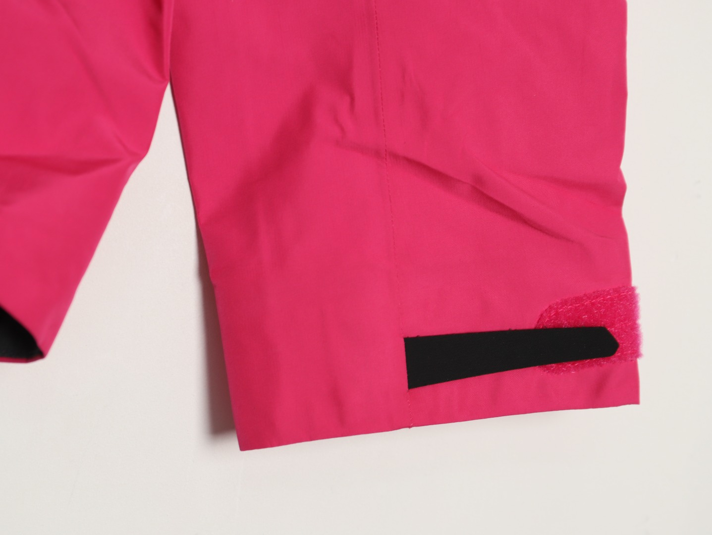 🔝Kailas 凱樂石· MONT X- LT  輕量化衝鋒衣外套

戶外與日常的理想之選，為你帶來極致體驗：

• 超輕量設計：M碼僅重284g，全衣重量減輕54%，極致輕量，穿上宛如無物，長時間徒步、攀爬毫無負擔。收納後體積小巧，如同一瓶礦泉水大小，輕鬆塞於背包一角，不佔空間。

• 卓越面料性能：採用40D GORE - TEX 3L面料，防水指數高達20,000mmH₂O以上，能抵御暴雨侵襲，在雨中行走也可保持身體乾爽。防風性能出色，可有效阻擋狂風。透氣指數達10,000g/m²/2