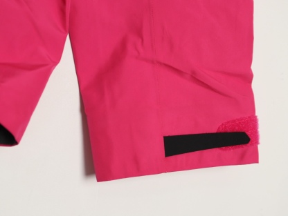 🔝Kailas 凱樂石· MONT X- LT  輕量化衝鋒衣外套

戶外與日常的理想之選，為你帶來極致體驗：

• 超輕量設計：M碼僅重284g，全衣重量減輕54%，極致輕量，穿上宛如無物，長時間徒步、攀爬毫無負擔。收納後體積小巧，如同一瓶礦泉水大小，輕鬆塞於背包一角，不佔空間。

• 卓越面料性能：採用40D GORE - TEX 3L面料，防水指數高達20,000mmH₂O以上，能抵御暴雨侵襲，在雨中行走也可保持身體乾爽。防風性能出色，可有效阻擋狂風。透氣指數達10,000g/m²/2