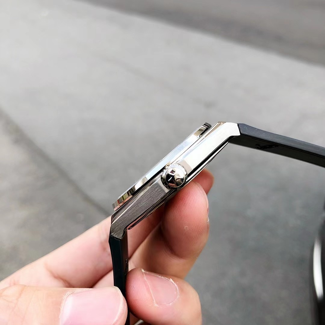 品牌：真力時
95.9000.670/78.R782
系列：DEFY
性別：男士
我來糾錯 
機芯 機芯型號：9015改Elite 670 SK
機芯類型：全自動機械
機芯直徑：25.60毫米
機芯厚度：3.88毫米
振頻：28800每小時振蕩次數
寶石數：27個
零件數：187個
動力儲備：50小時
我來糾錯 
外觀 表徑：41毫米
表殼厚度：10.75毫米
錶盤顏色：鏤空
錶盤形狀：圓形
錶帶顏色：黑色
表扣類型：針扣
背透：背透，透明藍寶石水晶
防水深度：100米
表耳間距：暫無
