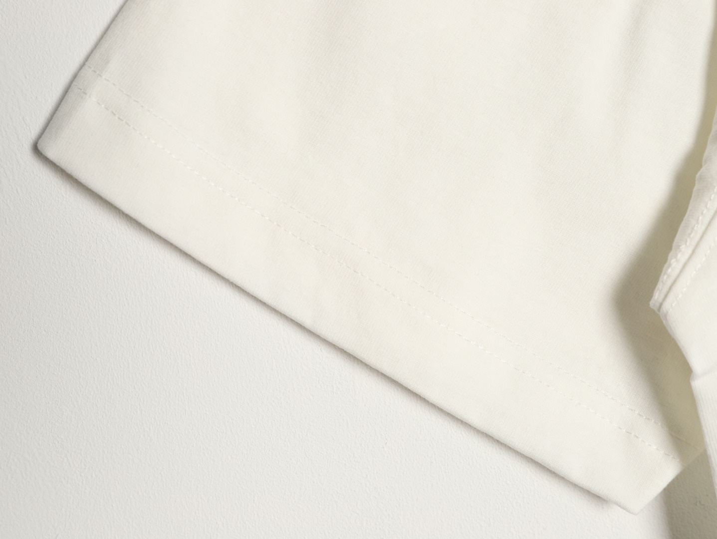 🔝BURBERRY巴寶莉BBR 哥特體刺繡短袖T恤
正品購入，100%洗後維斯棉235克，舒彈羅紋285克，進口刺繡，面料酵洗，定制1：1商標，寬松版型
B Size：S-XL