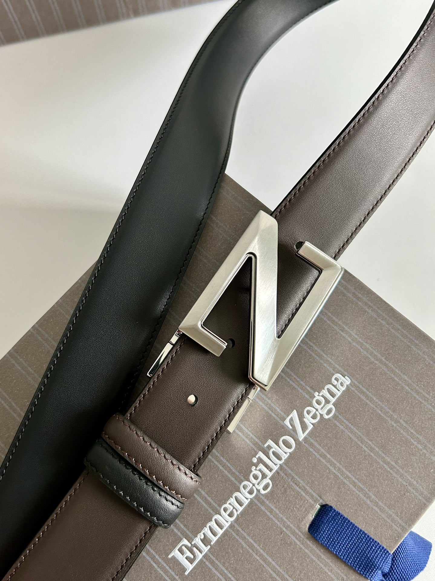 傑尼亞【Zegna】何謂當代男士 活動造型 系列，新款純銅旋轉針扣，雙面可用 隨心搭配，寬3.5cm，男士風尚的全新概念.