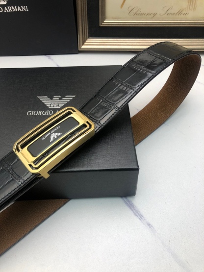 💰阿曼妮：原單頭層牛皮鰐魚花紋，內襯頭層鹿皮底，營造織紋外觀。飾以標誌原單扣。專櫃寬度4.0