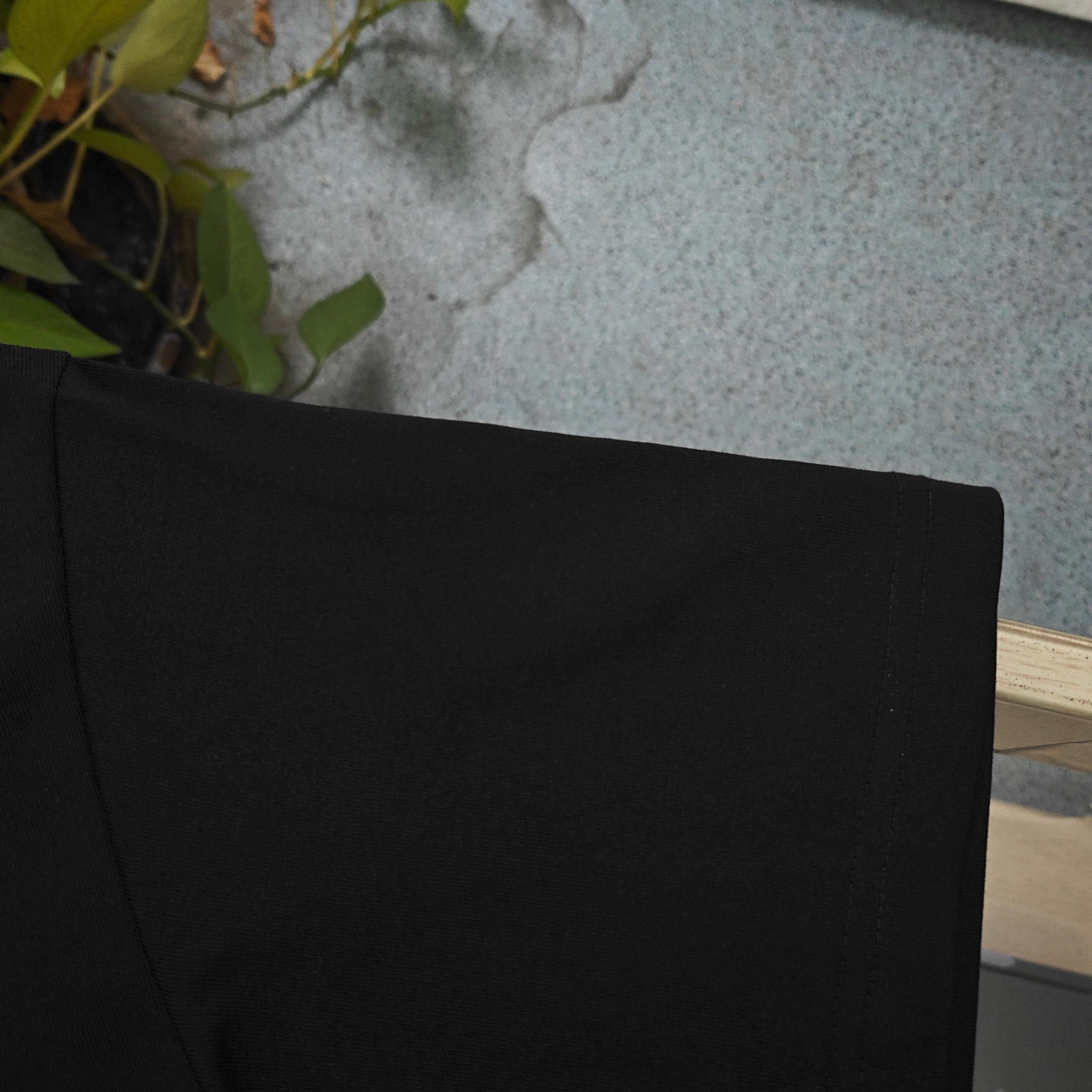 2026新款Polo Palph Lauren拉夫勞倫騎士圖案logo印花休閒情侶短袖T恤，以神秘為底色，碰撞上一抹靈動的粉色騎馬圖案，瞬間打破沈悶，演繹出時尚的強烈反差美學。Polo標誌性設計在黑色畫布上重煥新生，既承襲了品牌的莊重底蘊，又融入潮流的先鋒態度。每一針每一線皆傾注品質匠心，每一次上身都是對時尚邊界的大膽突破，於沈穩中釋放個性，在經典里重構潮流，定義屬於你的獨特風尚，男女同款！
顏色：黑色
尺碼：S～XL
     胸圍 肩寬 衣長 袖長
S     106   47    69