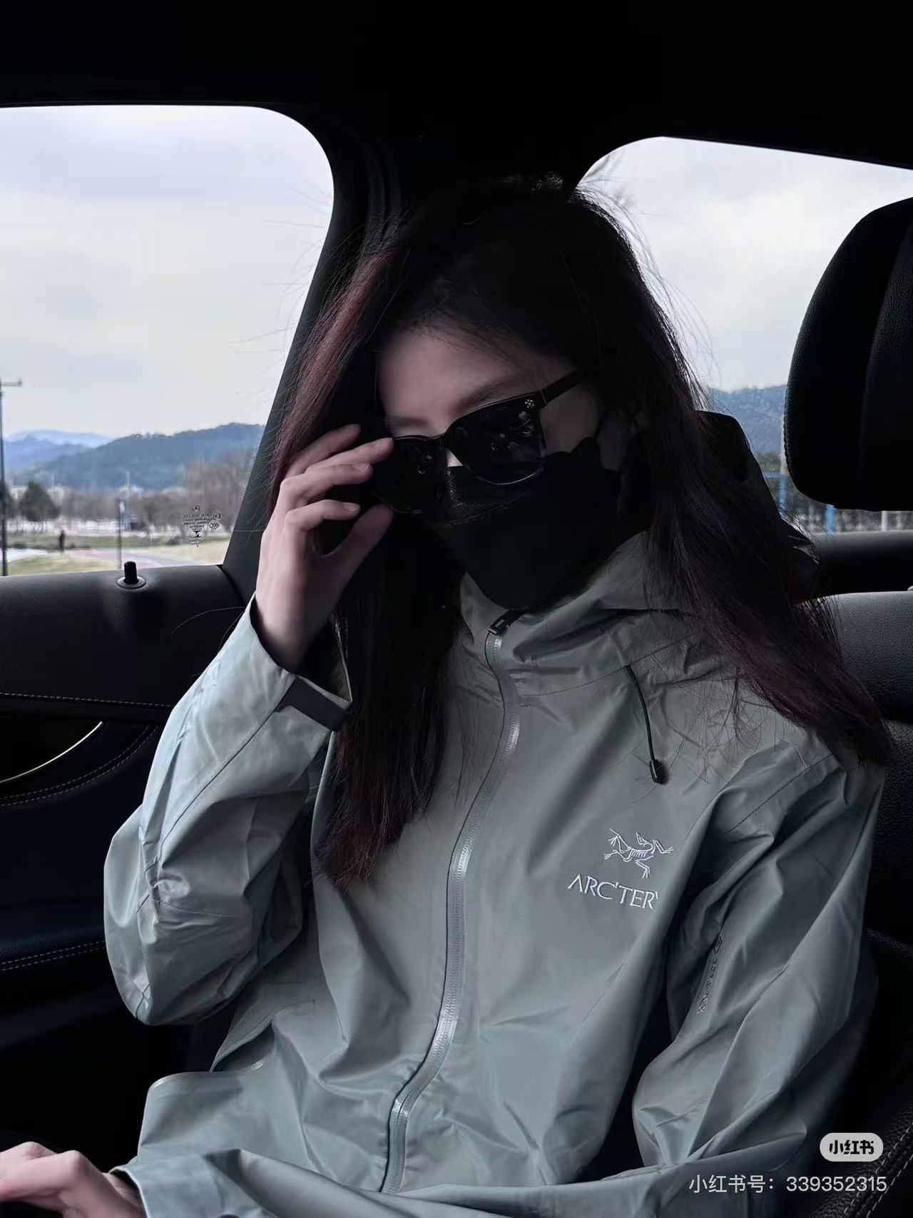 🔝ARC‘TERYX 始祖鳥 BETA LT戶外防水硬殼衝鋒衣
市場獨家全溢膠版本 一比一細節還原
YB四次壓膠工藝 整衣3D立體仿生學設計衣長臂彎 TRI-DURANCE防水防雨面料 自行區別市面先行版本 原包裝原標 全套輔料定制 整衣 腋下YKK雙向拉鍊 五金全部開模定制
R1 SIZE：S-XXL