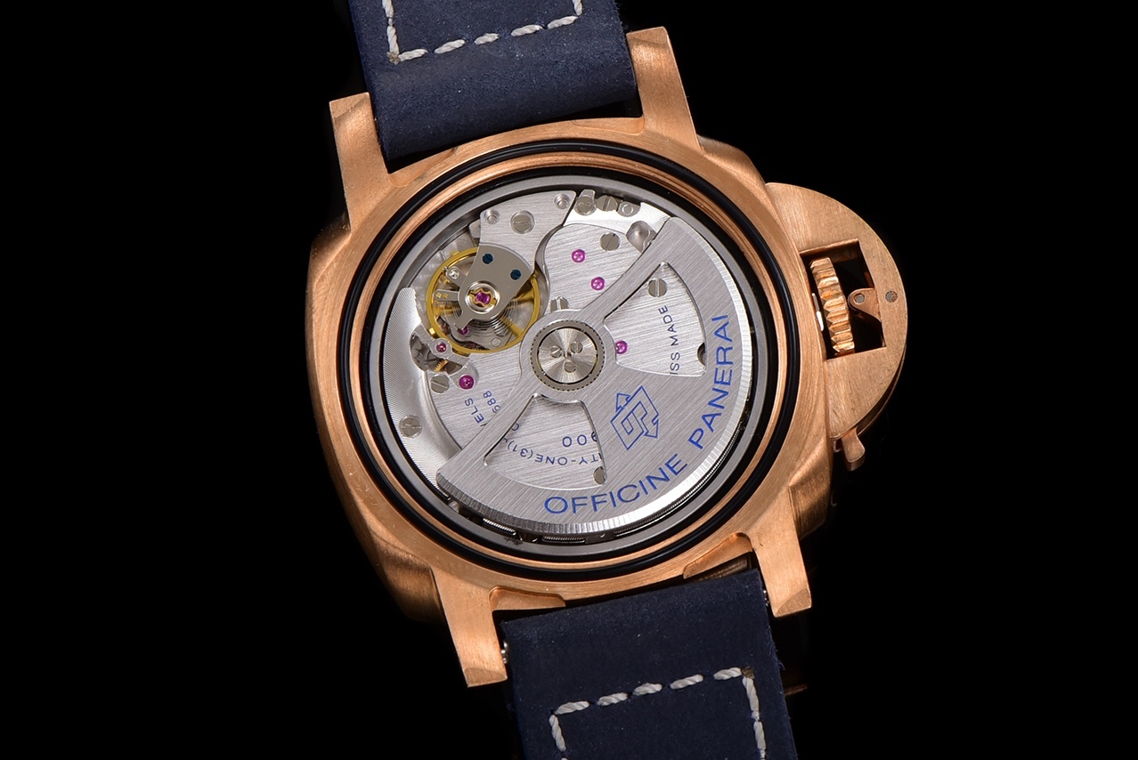 SB限量發行：沛納海潛行系列PAM01074腕表，青銅表殼搭配藍色意大利進口小牛皮錶帶，啞光藍色錶盤，棒狀及圓點時標以米色Super-LumiNova™夜光塗層塗覆，綠色夜光顯示，搭載P.900型自動機械機芯，42毫米。