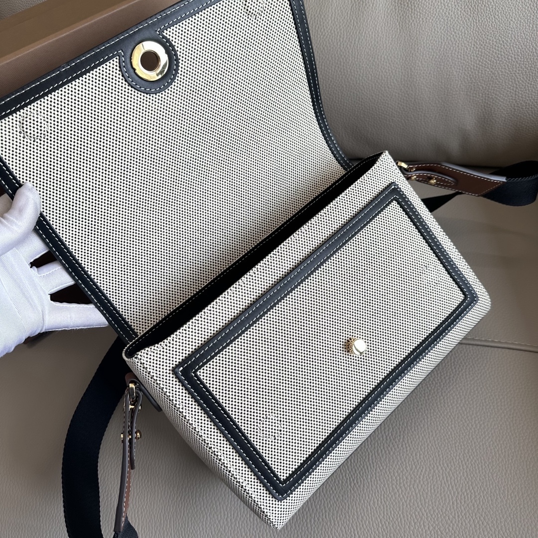 B家最新的寬肩帶斜跨包，選用進口牛皮與 Vintage 復古格紋打造，設有徽鐫標刻按扣。搭配拆可式背帶，點綴花提精紡的bur徽標。隨心變為換肩背包或手拿造包型。25 x 8.5 x 18cm🌟型號9061