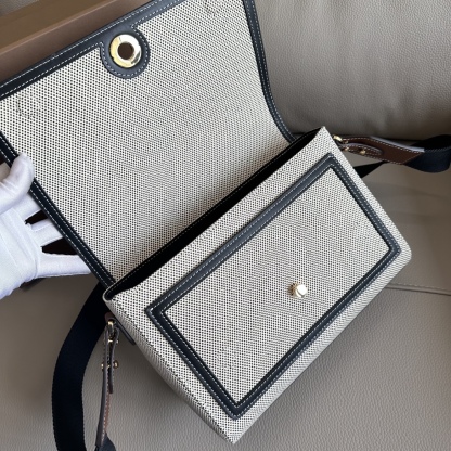 B家最新的寬肩帶斜跨包，選用進口牛皮與 Vintage 復古格紋打造，設有徽鐫標刻按扣。搭配拆可式背帶，點綴花提精紡的bur徽標。隨心變為換肩背包或手拿造包型。25 x 8.5 x 18cm🌟型號9061