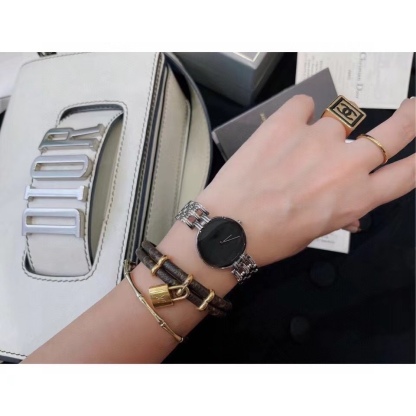 Dior vintage中古腕表
❣️原單 復古的魅力，絕對的經典！
❗️原包裝盒➕全套說明書/卡片
‼️2.6cm錶盤，完美尺寸，適合女性化的搭配風格～
無邊表鏡設計，錶盤纖薄有弧度，最具價值與收藏的中古.