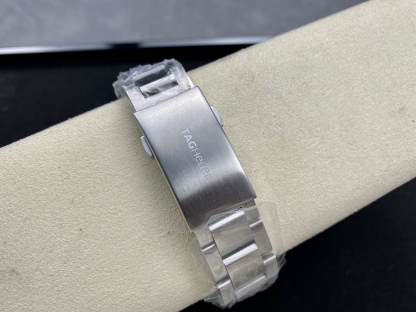 TAR年末巨獻——超級泰格豪雅系列腕表，正裝休閒兩不誤、小眾而不平庸、穩重而不失靈動，通勤的最佳首選腕表。全系均採用原裝數據打造、配件可以和原廠互換，頂級打磨 超強夜光 防水性能高達100米，超原單品質 誠意滿滿 並搭載原裝sw200機芯，歡迎品鑒！