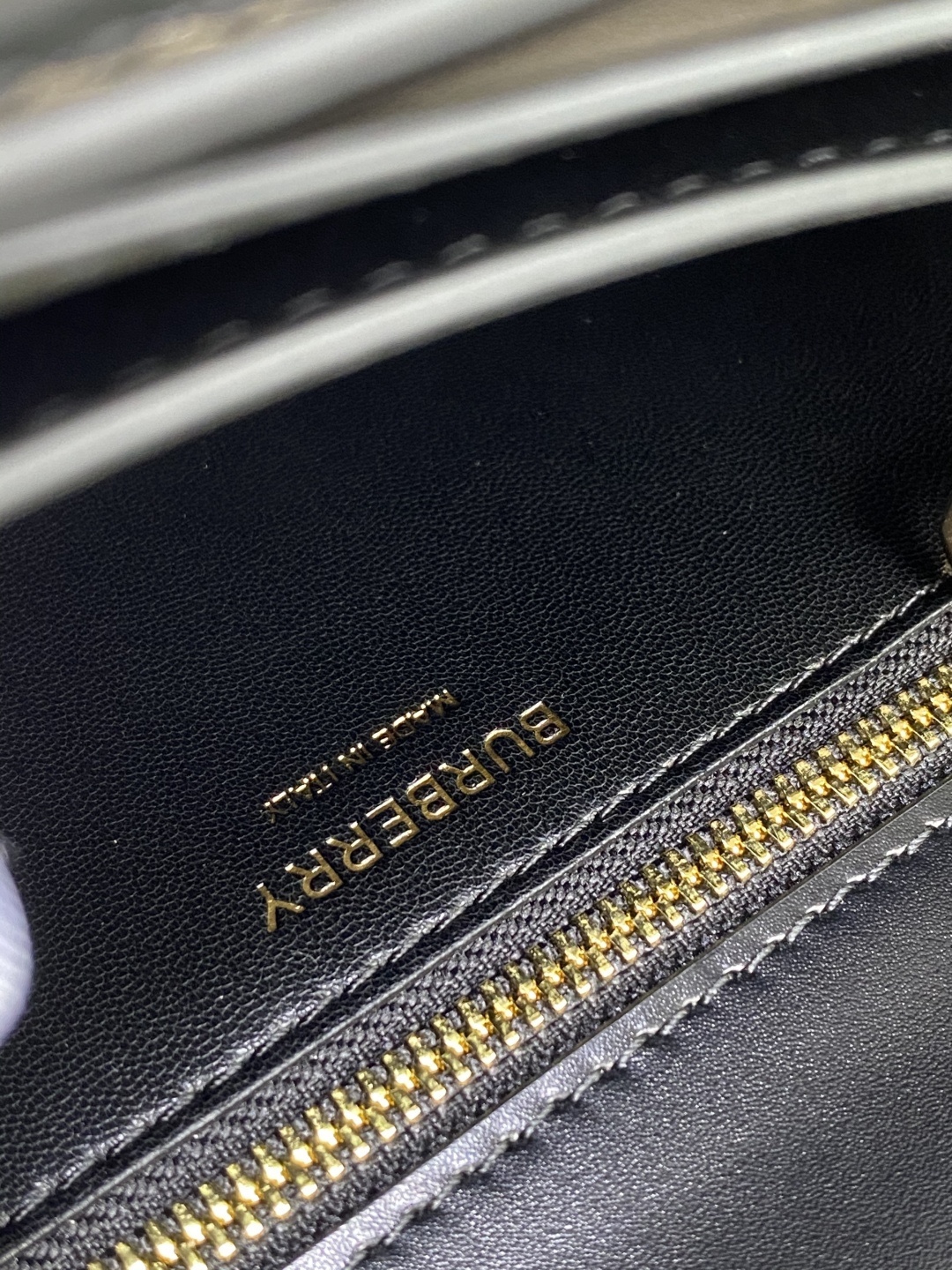 B家火爆🔥TB系列 “KINGDOM 王者之都” 簡潔利落的包身線條，質感和美貌度都超級感人，不經意的高級 ~ 金色標誌配著亮澤牛皮簡直復古至極 
這枚不爛大街 有辨識度 質感好 易搭配寶寶們喜歡嗎？😽
21 x 6 x 16cm🌟3311