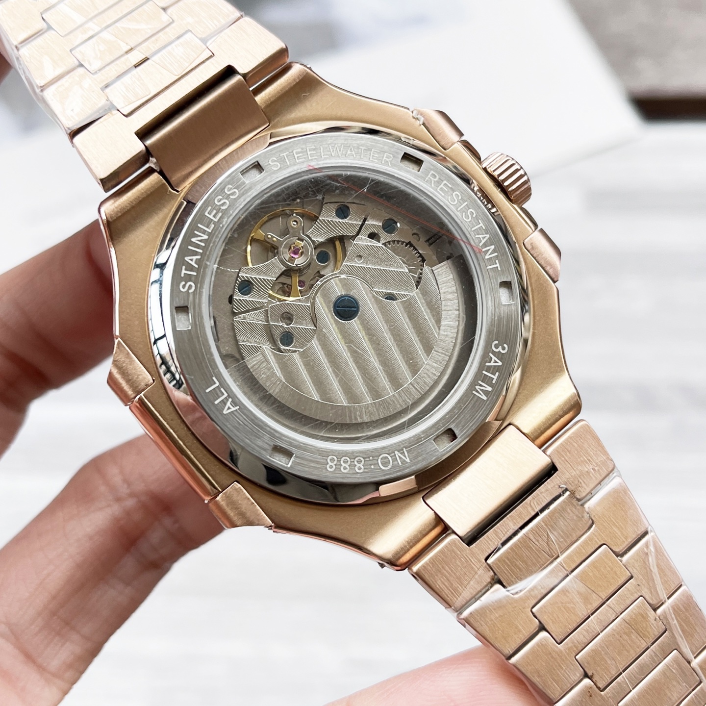 
八角殼系列 精緻百搭🎈🎈
【最新】：百達翡麗 🔥最新設計🔥大飛輪精品🎈🎈
【類型】：精品男士腕表
【錶帶】：真牛皮錶帶
【機芯】：高端全自動機械機芯
【鏡面】：礦物質強化玻璃（更高清）
品味高雅 浩瀚大氣 匠心獨運 腕間瑰寶
尺寸：直徑42mm厚12mm熱賣上市！歡迎轉載！