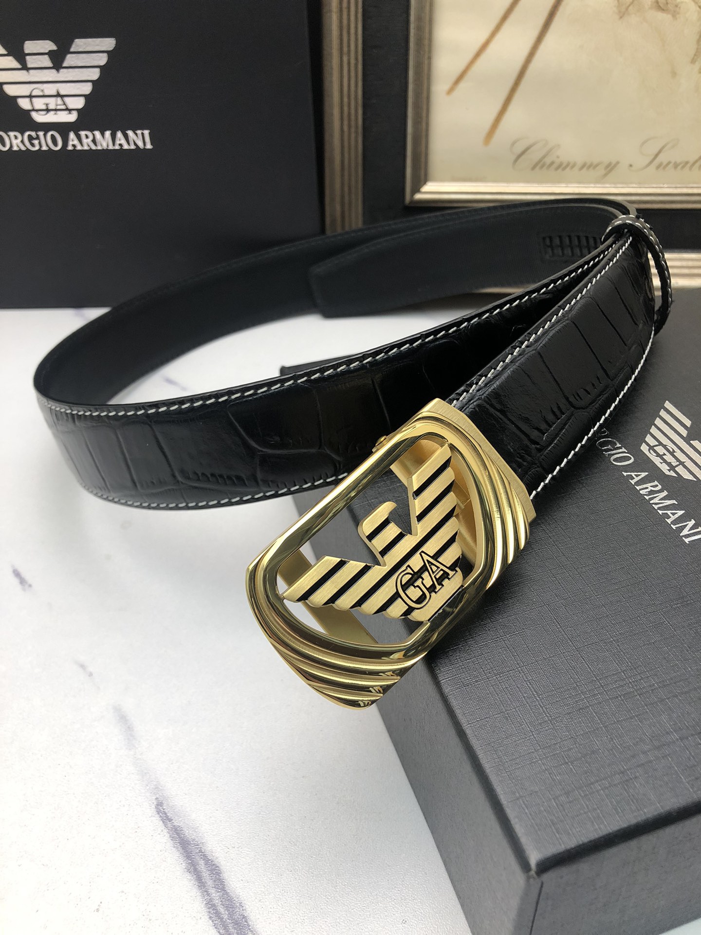 阿曼妮：原單頭層牛皮鰐魚紋面，內襯頭層小牛皮底，搭配原單自動扣，可裁剪的自動帶，此款腰帶面雙採用意大利原定廠制進口牛皮帶身 ，對專版櫃足寬3.5