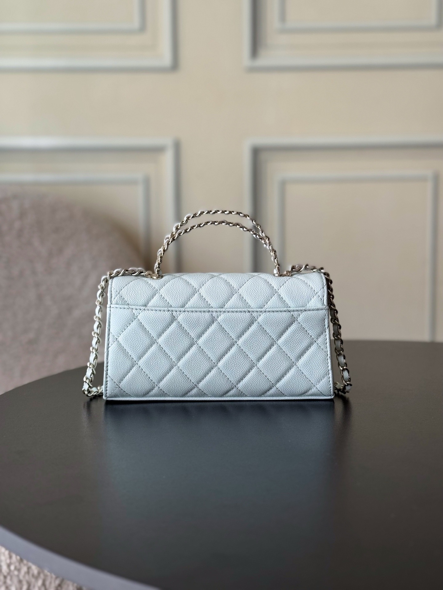 Chanel 25S 新款本季 最火的小球牛皮Kelly 手柄包
這顆絕對是黑馬
第一眼看到就深深愛上💕
顏值不必說 直接閉眼入不會錯
很好打理 也是百搭型
實現了單背斜挎腋下背手拎的效果📷
簡直就是福音〰️
很精緻 值得珍藏🔝

五金：全鋼18K淺金
皮料：獨家Haas小牛皮
尺寸：𝟏8*𝟏0*4.𝟓 𝚌𝚖
型號：AS3238