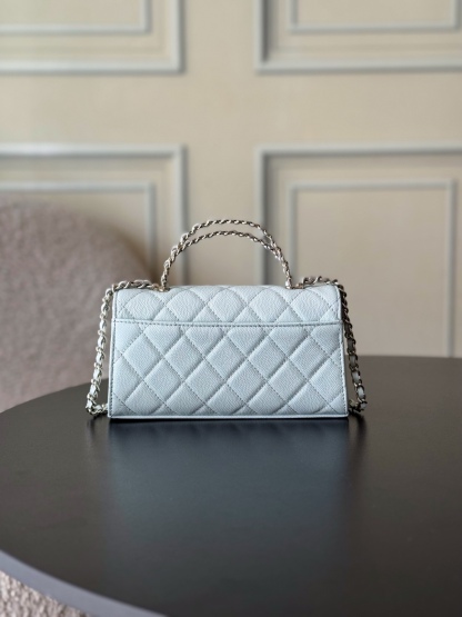 Chanel 25S 新款本季 最火的小球牛皮Kelly 手柄包
這顆絕對是黑馬
第一眼看到就深深愛上💕
顏值不必說 直接閉眼入不會錯
很好打理 也是百搭型
實現了單背斜挎腋下背手拎的效果📷
簡直就是福音〰️
很精緻 值得珍藏🔝

五金：全鋼18K淺金
皮料：獨家Haas小牛皮
尺寸：𝟏8*𝟏0*4.𝟓 𝚌𝚖
型號：AS3238