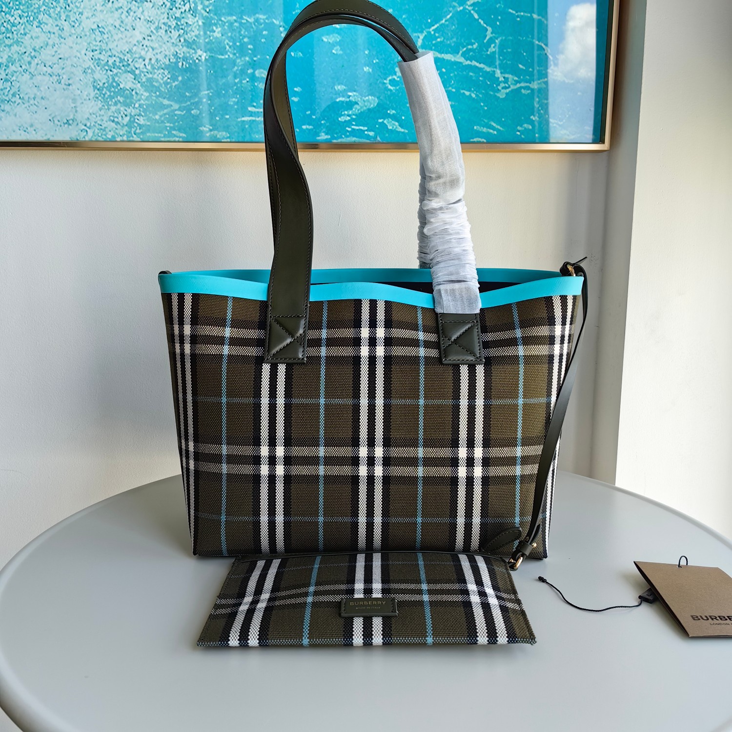 原單Burberry 格紋棉質帆布
頂部皮革提柄
敞口設計
手繪塗漆邊緣
光澤金屬配件
可拆式拉鍊收納袋
頂部皮革提柄
敞口設計
手繪塗漆邊緣
光澤金屬配件
可拆式拉鍊收納袋
商品 80783781
尺寸 51 18 29