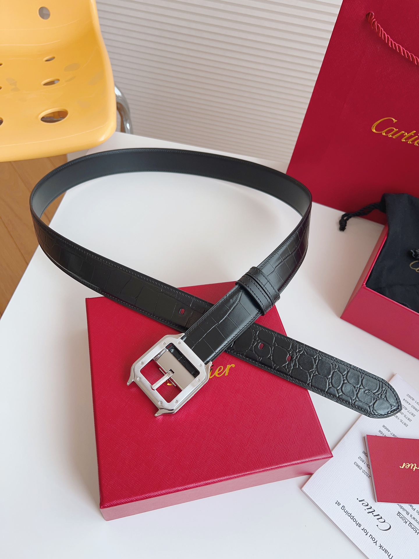 
Cartier（卡地亞）憑借匠心傑作展現與眾不同的美感，融合精湛工藝與經典設計，演繹雋永風格；瀟灑不羈，果敢獨立！此款式易搭配服飾；休閒正裝兩相宜。皮帶寬度：35mm