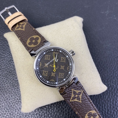 LV工廠超神之作，LV——TAMBOUR SLIM全系列陸續空降市場！致敬原廠 完成使命！
【三大超級亮點】腕表尺寸34mm
1.錶盤的填油細膩，印刷立體，刻度鑲嵌工整，個個精品無瑕。
2.藍寶水晶通透感極佳，與殼體銜接完美。
3.表殼打磨呈現瑞士一線品牌高級質感。
【兩大必買理由】
1.錶帶採用ECCO Leather皮料供應商——手工縫製！還原正品按鍵式快拆設計，方便快捷。
2.2020年最具性價比腕表——採用瑞士石英機芯，做工翻倍無返修，不但是送禮佳品，更是自留神器！
LV工廠一家專為復刻LV腕表而