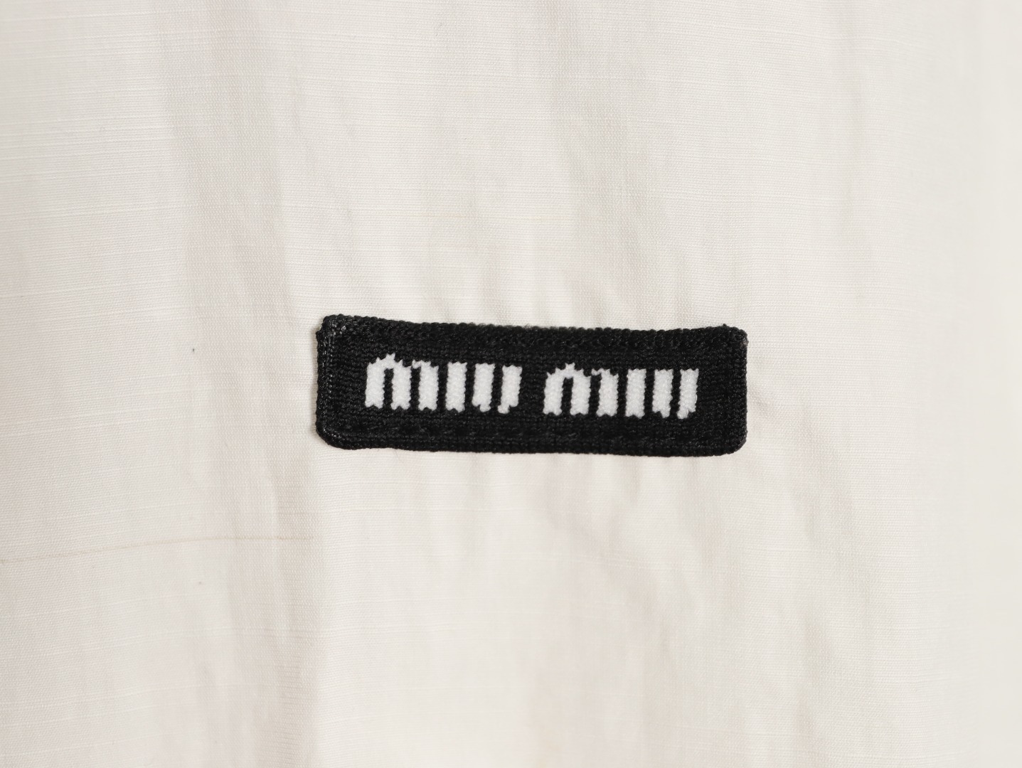 🔝MIU MIU繆繆MM 小黑標短袖襯衫
定制雲柔棉麻平紋料，手工紅外線畫線徽標，以紅外線技術為輔助，實現徽標標籤位置的精准定位與標記，採用側翻埋夾車線工藝，平順整潔，工整整潔，面料都經過砂洗，手感質感更佳，不易變形、不易縮水、不易褪色，合身版型
B Size：40 42 44 46