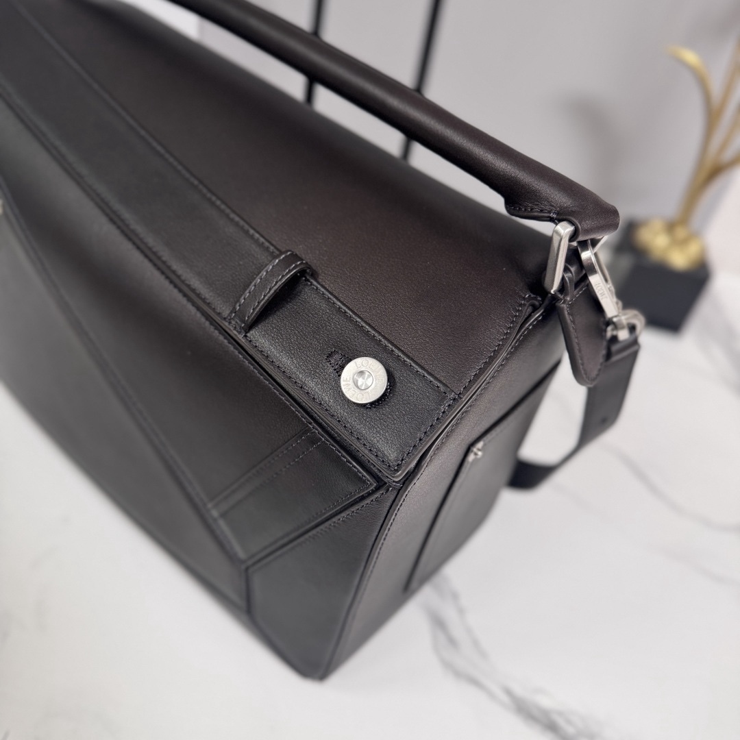 羅家🌟新款 🆕大號亮面牛皮革Panta Puzzle  手袋Puzzle 以別具一格的幾何線條勾勒長方體造型。此大號版本採用亮面牛皮革製成，飾有單寧布長褲風格細節 .可肩背、斜挎或手提*可拆卸可調節肩帶*拉鍊開合，牛皮革拉鍊頭*一個外部拉鍊後袋，一個內部插袋人字紋棉質帆布襯里*Anagram 壓紋
size: 33×14.7×21.5cm
型號：052500