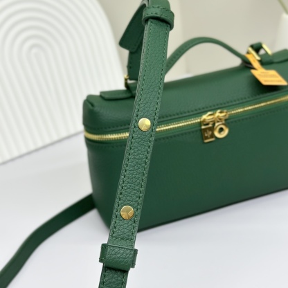 𝓸𝓻𝓸 𝓟𝓲𝓪𝓷𝓪諾悠翩雅
𝑬𝒙𝒕𝒓𝒂 𝑷𝒐𝒄𝒌𝒆𝒕 𝑳𝟏𝟗 
這是一款大開口結構的功能性設計的手拿包，經典風格和簡約設計的組合體。包身採用進口原廠小牛皮材質，輕微的錘紋呈現優雅的紋理，內里採用進口原廠小羊皮。皮革手柄和可拆卸肩帶，可打造出不同背法實用百搭。雙向拉鍊開合，搭配My Charms銀色金屬掛飾。（LP特級全鋼配件五金）
size：11×19×6.5cm
貨號：FAN4046
配套全套專櫃禮盒包裝🎁