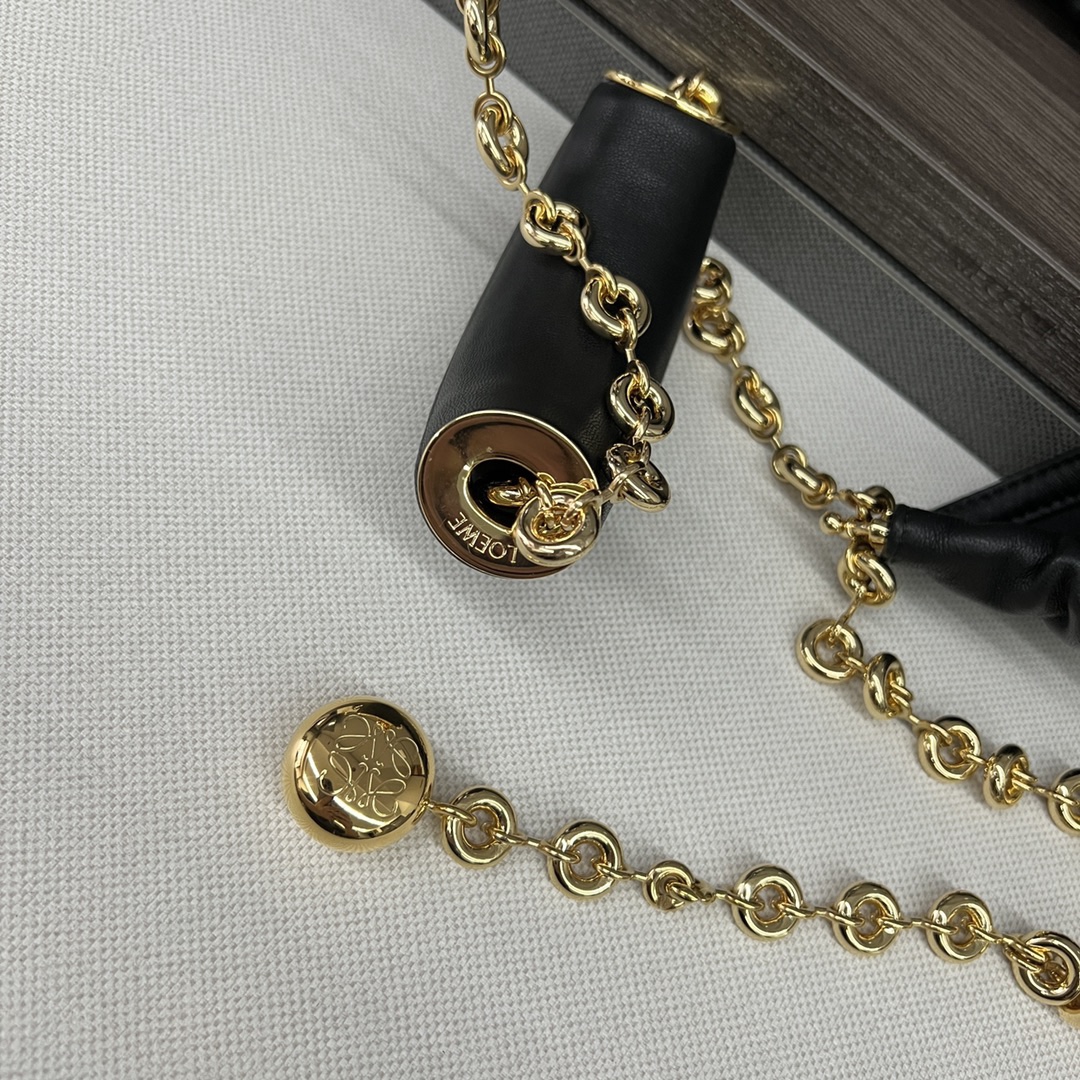 LO℮w℮🌟中號🆕納帕羊皮Squeeze手袋👜一款精緻而柔美的全新手袋，採用觸感柔軟的納帕皮革製成。這款順手藝是傳統工藝、創新研究和獨特設計的傑作，具備令人驚訝的輕盈褶皺包身、可調節甜甜圈鏈條和觸感柔軟的提手。此中號版本採用納帕羊皮革打造。*可肩背、斜挎或手提*可調節鏈條肩帶，搭配Anagram攜刻鵝卵石，附加額外鏈條，可進一步延長肩帶*磁扣開合*內部拉鍊口袋*無襯里*lo*ewe燙金或燙銀。
size：34*13.5*33CM
型號：652328 全鋼五金