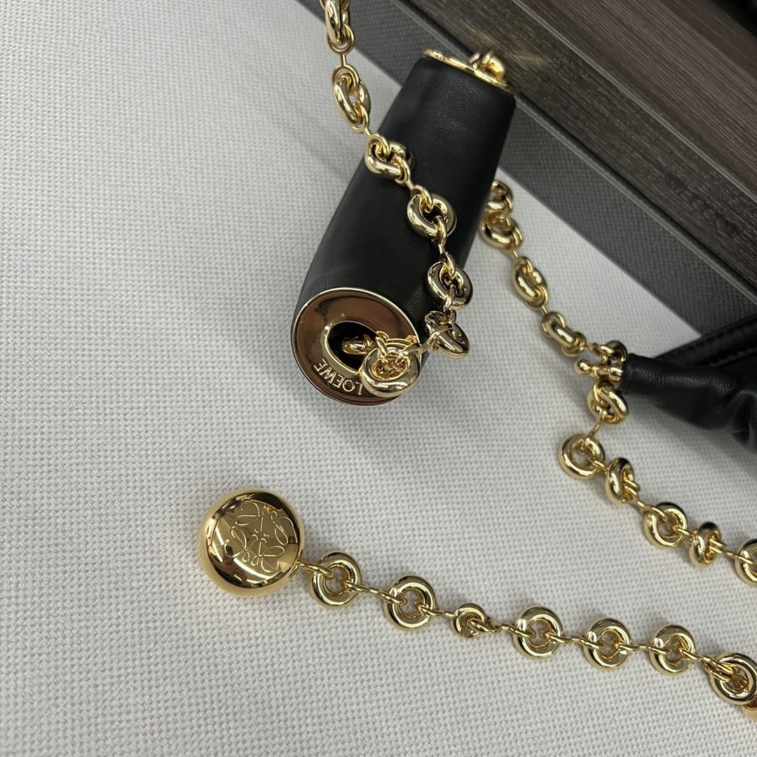 LO℮w℮🌟中號🆕納帕羊皮Squeeze手袋👜一款精緻而柔美的全新手袋，採用觸感柔軟的納帕皮革製成。這款順手藝是傳統工藝、創新研究和獨特設計的傑作，具備令人驚訝的輕盈褶皺包身、可調節甜甜圈鏈條和觸感柔軟的提手。此中號版本採用納帕羊皮革打造。*可肩背、斜挎或手提*可調節鏈條肩帶，搭配Anagram攜刻鵝卵石，附加額外鏈條，可進一步延長肩帶*磁扣開合*內部拉鍊口袋*無襯里*lo*ewe燙金或燙銀。
size：34*13.5*33CM
型號：652328 全鋼五金