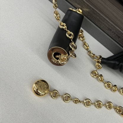 LO℮w℮🌟中號🆕納帕羊皮Squeeze手袋👜一款精緻而柔美的全新手袋，採用觸感柔軟的納帕皮革製成。這款順手藝是傳統工藝、創新研究和獨特設計的傑作，具備令人驚訝的輕盈褶皺包身、可調節甜甜圈鏈條和觸感柔軟的提手。此中號版本採用納帕羊皮革打造。*可肩背、斜挎或手提*可調節鏈條肩帶，搭配Anagram攜刻鵝卵石，附加額外鏈條，可進一步延長肩帶*磁扣開合*內部拉鍊口袋*無襯里*lo*ewe燙金或燙銀。
size：34*13.5*33CM
型號：652328 全鋼五金