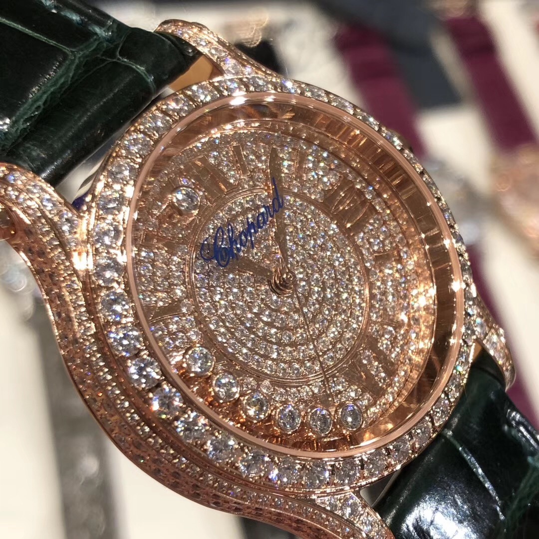 （NL）2025最新款滿天星   原裝搭配美洲鰐魚錶帶 搭配原莊進口日本9015機芯 蕭邦（HAPPY DIAMONDS）作為蕭邦最暢銷的系列一直以細膩的手法詮釋蕭邦標誌性靈動鑽石的概念，此系列作品柔美而時尚，都說男戴萬國女戴蕭邦 有金（進）有鑽（賺）寓意也很好。錶盤內的鑽石滾珠可自由滑行轉動，時來運轉 財運滾滾，讓每一位女性都以最迷人的造型驚艷世人。 這次給大家帶來的蕭邦快樂鑽系列 這次給大家帶來的蕭邦快樂鑽系列 是肖邦旗下最具代表性的腕表 最有特色的夾層玻璃的7顆，7顆鑽石產生自旋 猶如舞蹈