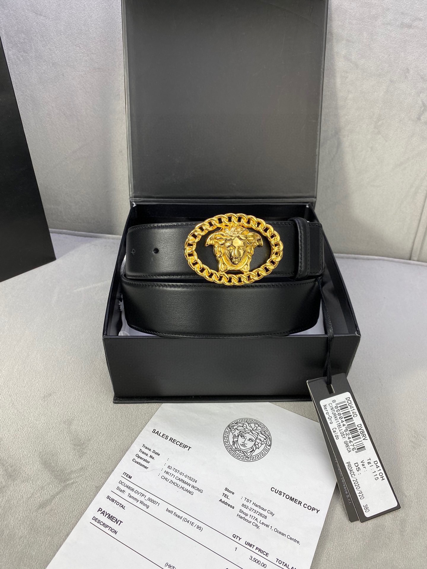 寬度3.8cm VERSACE（範思哲）此款平面皮帶採用小牛皮製成，配有一枚真空電鍍美杜莎頭像腰帶扣，採用穿孔閉合。