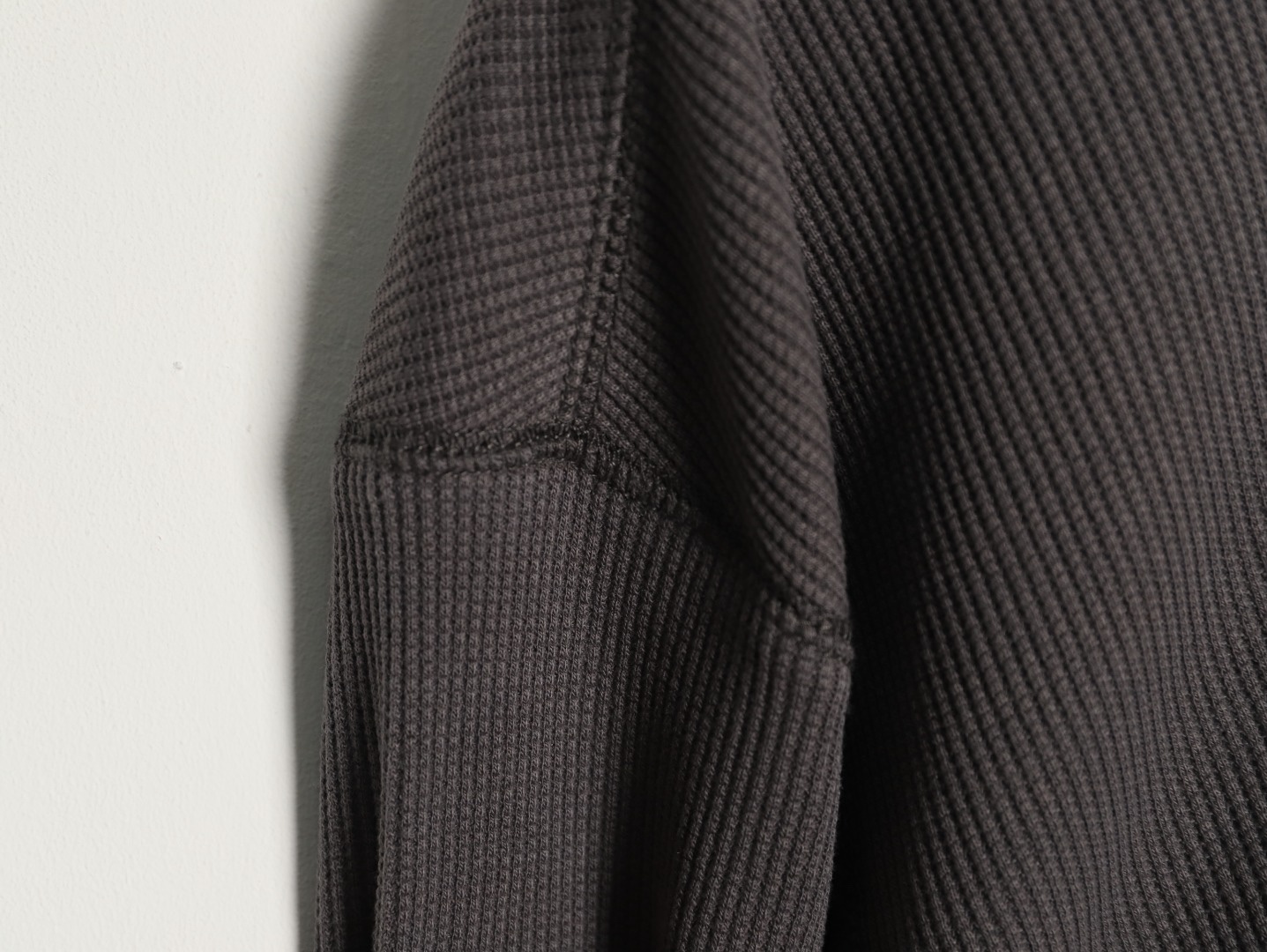 🔝Carhartt 卡哈特 華夫格洗長袖T恤 
定織定染華夫格面料 面料特殊性很大縮水性以及版型都需要考慮在內 控制的縮率都是經過3道工序 第一道面料洗水 第二道面料烘乾 第三道酵素洗 三道後的控制縮率幾乎已經達到最佳狀態
尺碼：S-XL