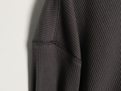 🔝Carhartt 卡哈特 華夫格洗長袖T恤 
定織定染華夫格面料 面料特殊性很大縮水性以及版型都需要考慮在內 控制的縮率都是經過3道工序 第一道面料洗水 第二道面料烘乾 第三道酵素洗 三道後的控制縮率幾乎已經達到最佳狀態
尺碼：S-XL
