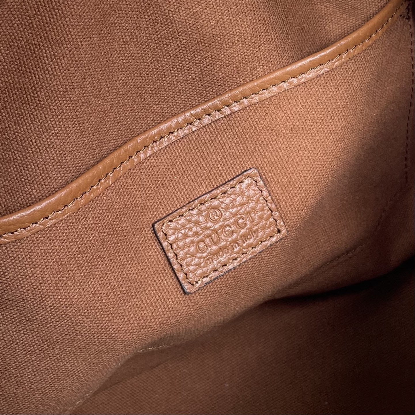 Gucci Half Horsebit系列中號肩背包，煥新呈現Gucci Half Horsebit系列，以現代風格煥新演繹品牌最具標誌性的元素之一。該系列巧妙融蘊休閒廓形與標誌性的半馬銜扣配件，這也是其名稱的由來。款號860787白皮，尺寸31.5X17X12