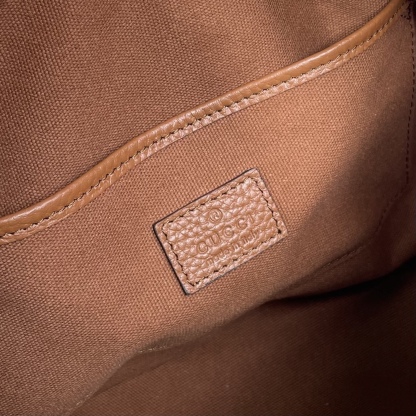 Gucci Half Horsebit系列中號肩背包，煥新呈現Gucci Half Horsebit系列，以現代風格煥新演繹品牌最具標誌性的元素之一。該系列巧妙融蘊休閒廓形與標誌性的半馬銜扣配件，這也是其名稱的由來。款號860787白皮，尺寸31.5X17X12