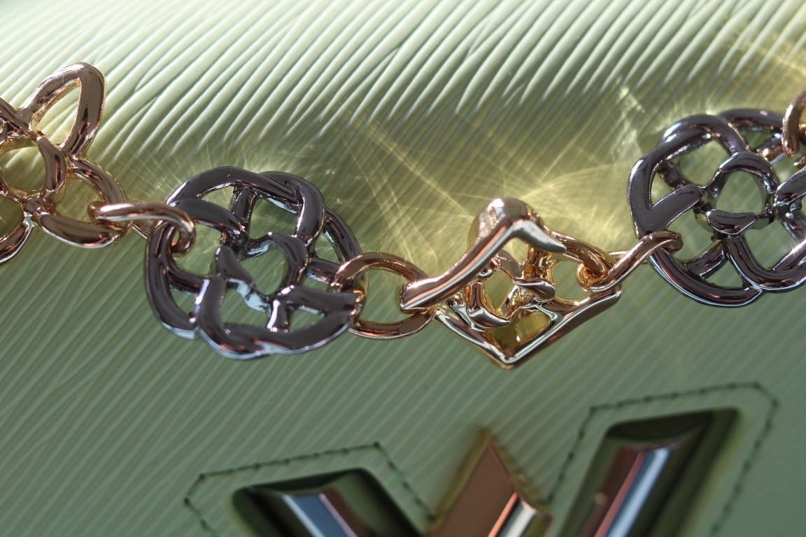 原版品質[玫瑰]歡迎貨比三家[玫瑰]款號：50391/22773/22774/23074/22768[玫瑰][玫瑰][玫瑰]本款Twist中號手袋將品牌標誌性Monogram花卉精巧融入裝飾鏈條，與雙色鎖扣相互呼應，優雅詮釋當季 TwistedFlowers主題。內貼袋之一配有可拆卸鏡子。
23x17x9.5釐米(長度x高x寬) Epi粒面皮革牛皮革飾邊牛皮革內襯金屬件
LVTwist扭鎖
內貼袋，配有可拆卸鏡子後側內貼袋
大號前內袋配有拉鍊袋肩帶:可拆卸，可調節包帶半長:350釐米