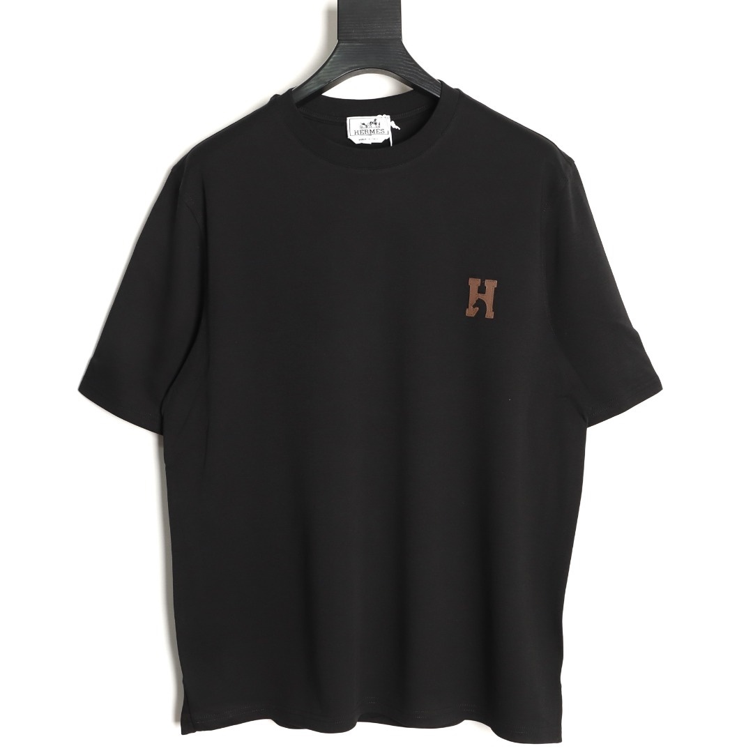 🔝HERMES愛瑪仕 真皮H字貼片短袖T恤
正品購入，21支洗後維斯棉190克，1*1羅紋230克，面料拼接，模板刺繡，定制1：1真皮皮標，定制1：1商標，寬松版型
B Size：S-XL