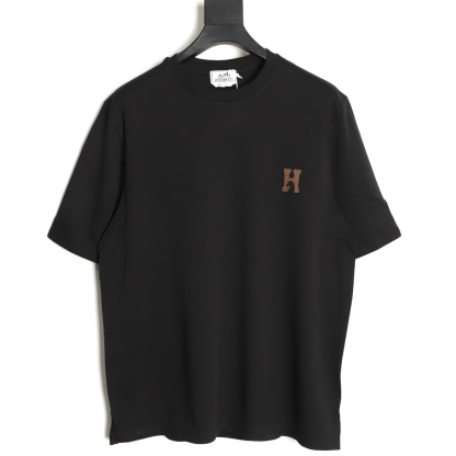 🔝HERMES愛瑪仕 真皮H字貼片短袖T恤
正品購入，21支洗後維斯棉190克，1*1羅紋230克，面料拼接，模板刺繡，定制1：1真皮皮標，定制1：1商標，寬松版型
B Size：S-XL