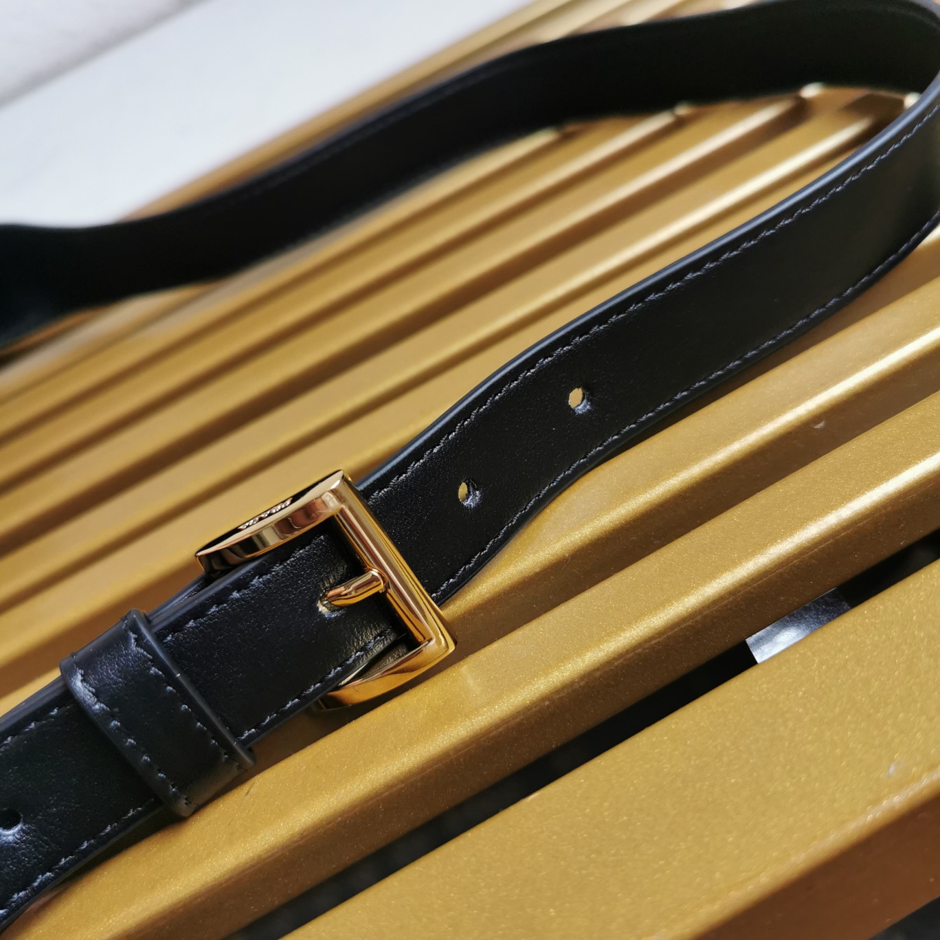 【 原單】P家🌹新款🎉Moon手袋液下包🎉1BD358到貨啦🎉🎉這款簡約Moon液下包為牛皮綻現摩登百搭的魅力。弧形包身設計，肩帶可調長短，磁扣開合翻蓋，便於隨心轉換造型。內配進口小羊皮，設有內袋，金屬配件更添亮麗格調，上身效果非常酷/時尚，又是一款永欠不過時爆款🎉寶寶們，趕緊入手吧🎉 尺寸：長25x高15x底5.5cm🎉🎉🎉🍊！