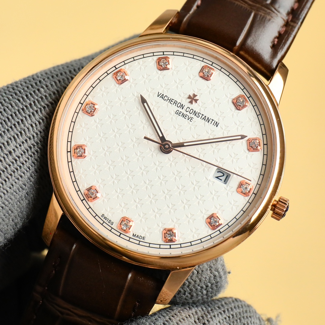 
最新款推薦   市場最高復刻 V4升級版本 江詩丹頓VC傳承系列85180腕表！
1⃣️【表殼】尺寸40MMX9MM，完美圓形的表殼，搭配微孤式表耳設計，使之更加貼合佩戴者的手腕。每一個成品殼套，都需經過MK嚴格的質量把控，方能還原正品獨特的質感。
2⃣️【機芯】9015鋼輪等部件均由MK制表師精工裝飾，自動擺陀更是鍍有18k金，最大限度呈現原裝精湛的工藝水平。
3⃣️【表鏡】前後兩片藍寶石玻璃鏡面，均有防眩暈鍍膜處理。
4⃣️【錶帶】雙層意大利小牛皮，搭配馬耳他十字針扣。