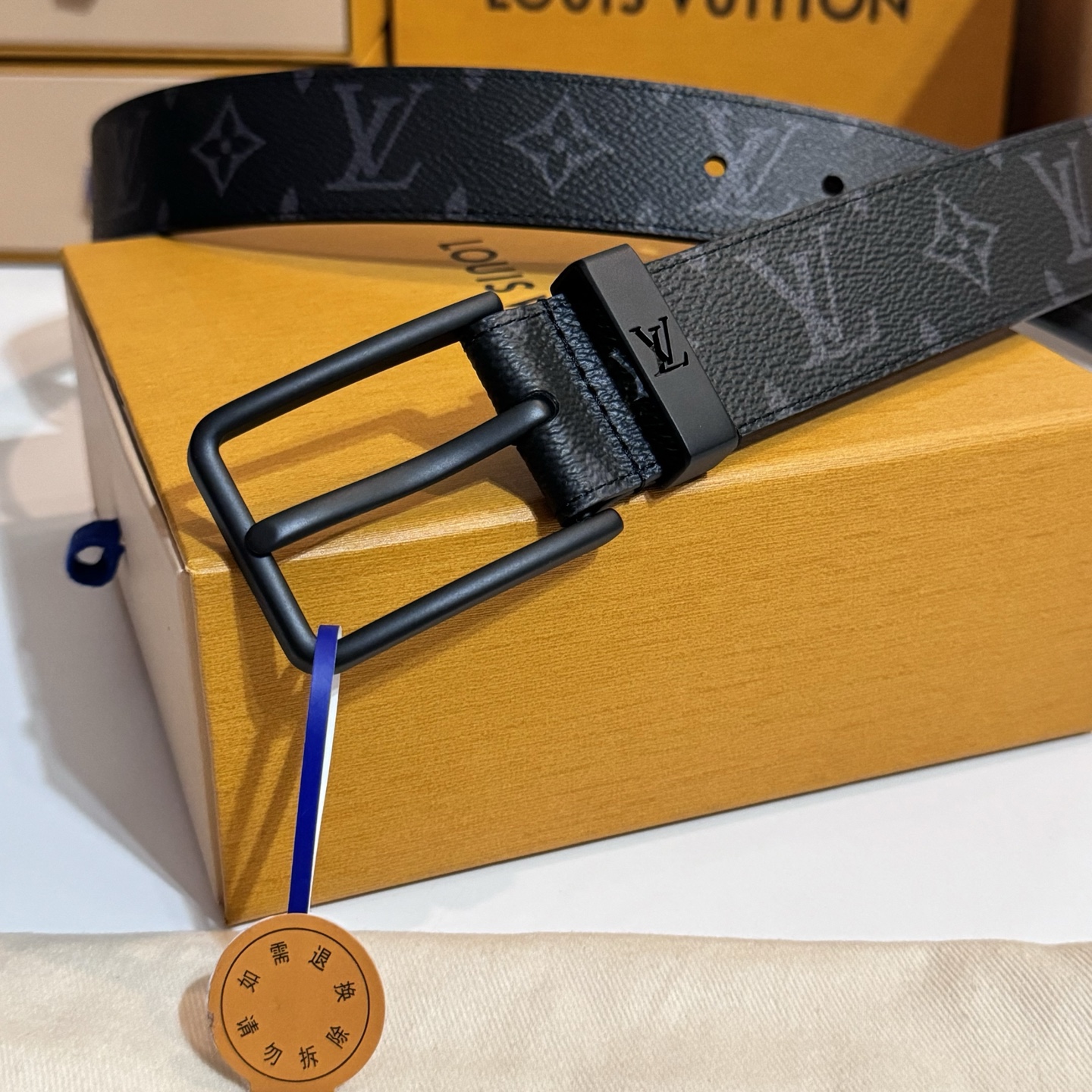 
寬度：3.5cm Frog 雙面腰帶以創意筆觸展現千禧潮流風範，巧妙致敬鄉村搖滾文化。做舊皮革令 Damier 格紋流露復古韻致，圓潤方形搭扣回溯品牌經典硬箱元素🆚