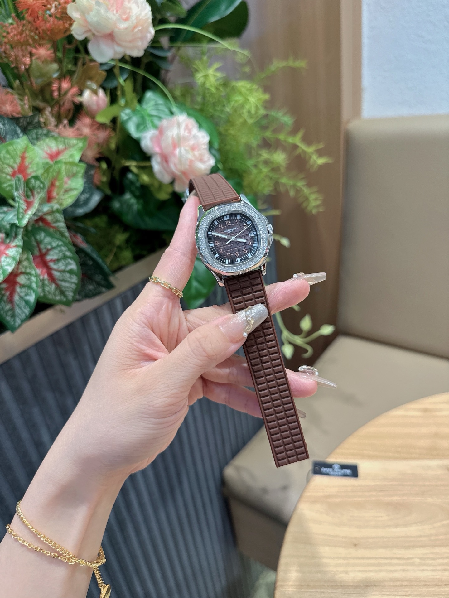 
百達翡麗  5067A 手雷 石英女表 PATEK PHILIPPE--5067A全系列石英腕表，帶來全網最佳的復刻產品和極致體驗，確保還原正品般的舒適感，尺寸35.6X7.7mm 圓潤的八角形表殼與原裝一致，走時穩定，續航持久，性價比超高。