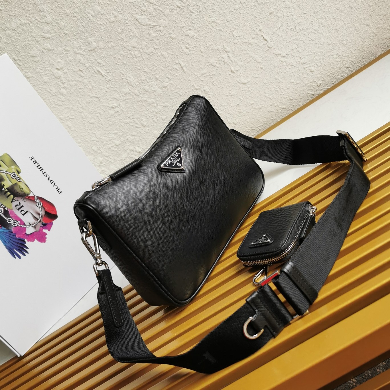 【 原單】🎉全皮三合一😘😘款號2VH113全皮/十字紋牛皮😘😘網紅帥哥靚女團瘋狂種草而風靡時尚圈三合一出了新款！👏👏這款三合一包設計太棒了👍👍配有可拆卸長肩帶，最愛的是肩帶還掛著個小掛飾（小包），也可以掛其它包和褲頭當飾品呼應 🙊🙊平常各種衣著搭配都沒 問題😘😘寶寶們趕緊入手哦，男女共用款，太帥了🙊🙊長23x高18x寬5.5cm