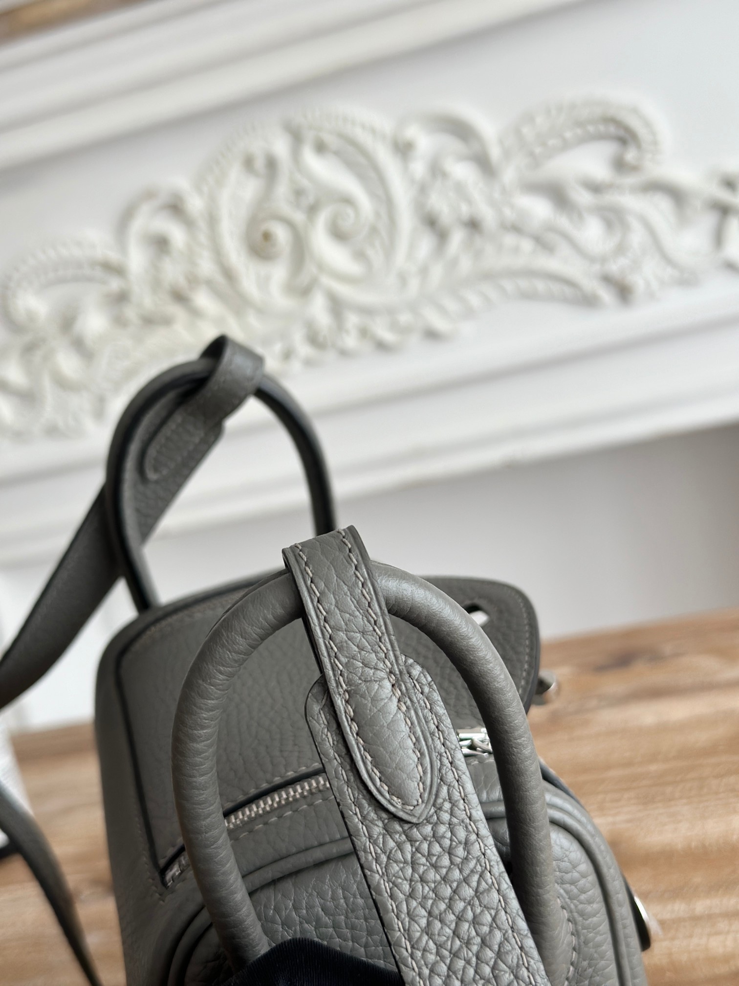 琳迪lindy 19cm	
Tc皮 蜜蠟線半手工縫製
lindy19保留了琳迪包所有細節的完整設計，側口袋、拉鍊等全部都是經典的設計√
這只小可愛暴擊了多少人的少女心