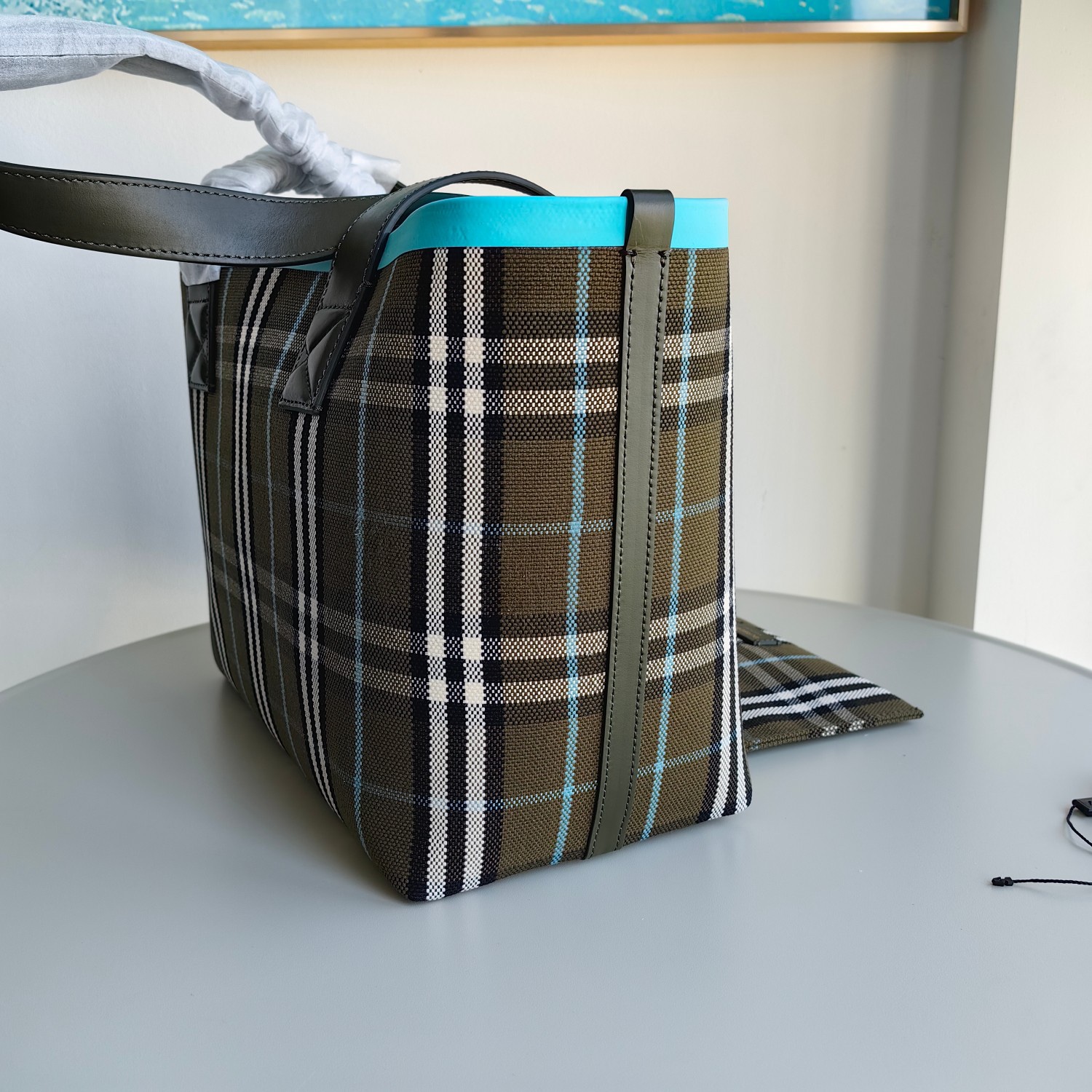 原單Burberry 格紋棉質帆布
頂部皮革提柄
敞口設計
手繪塗漆邊緣
光澤金屬配件
可拆式拉鍊收納袋
頂部皮革提柄
敞口設計
手繪塗漆邊緣
光澤金屬配件
可拆式拉鍊收納袋
商品 80783781
尺寸 51 18 29
