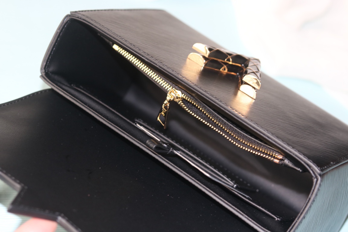 [玫瑰] 原版品質[玫瑰]歡迎貨比三家[玫瑰]款號：50396/23271/23267/23377[玫瑰][玫瑰][玫瑰]本款 Twist 中號手袋取材Epi粒面皮革。標誌性鎖扣點綴同色琺瑯，呈現絎縫效果，致意品牌硬箱內部圖案，並彰顯路易威登匠心工藝。可由日入夜背攜，釋放潮流格調。[玫瑰]
23x 17x9.5釐米(長度x高x寬) Epi 粒面皮革
Epi粒面皮革飾邊牛皮革內襯金屬件
LV Twist 扭鎖
內貼袋，配有可拆卸鏡子後側內貼袋
大號前內袋配有拉鍊袋肩帶:可拆卸，可調節包帶半長:49.0釐