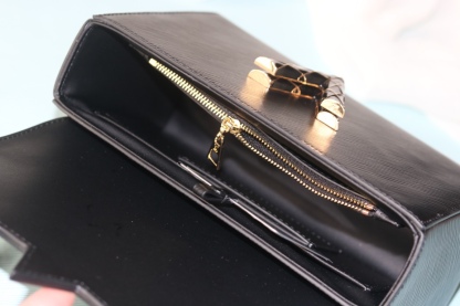 [玫瑰] 原版品質[玫瑰]歡迎貨比三家[玫瑰]款號：50396/23271/23267/23377[玫瑰][玫瑰][玫瑰]本款 Twist 中號手袋取材Epi粒面皮革。標誌性鎖扣點綴同色琺瑯，呈現絎縫效果，致意品牌硬箱內部圖案，並彰顯路易威登匠心工藝。可由日入夜背攜，釋放潮流格調。[玫瑰]
23x 17x9.5釐米(長度x高x寬) Epi 粒面皮革
Epi粒面皮革飾邊牛皮革內襯金屬件
LV Twist 扭鎖
內貼袋，配有可拆卸鏡子後側內貼袋
大號前內袋配有拉鍊袋肩帶:可拆卸，可調節包帶半長:49.0釐