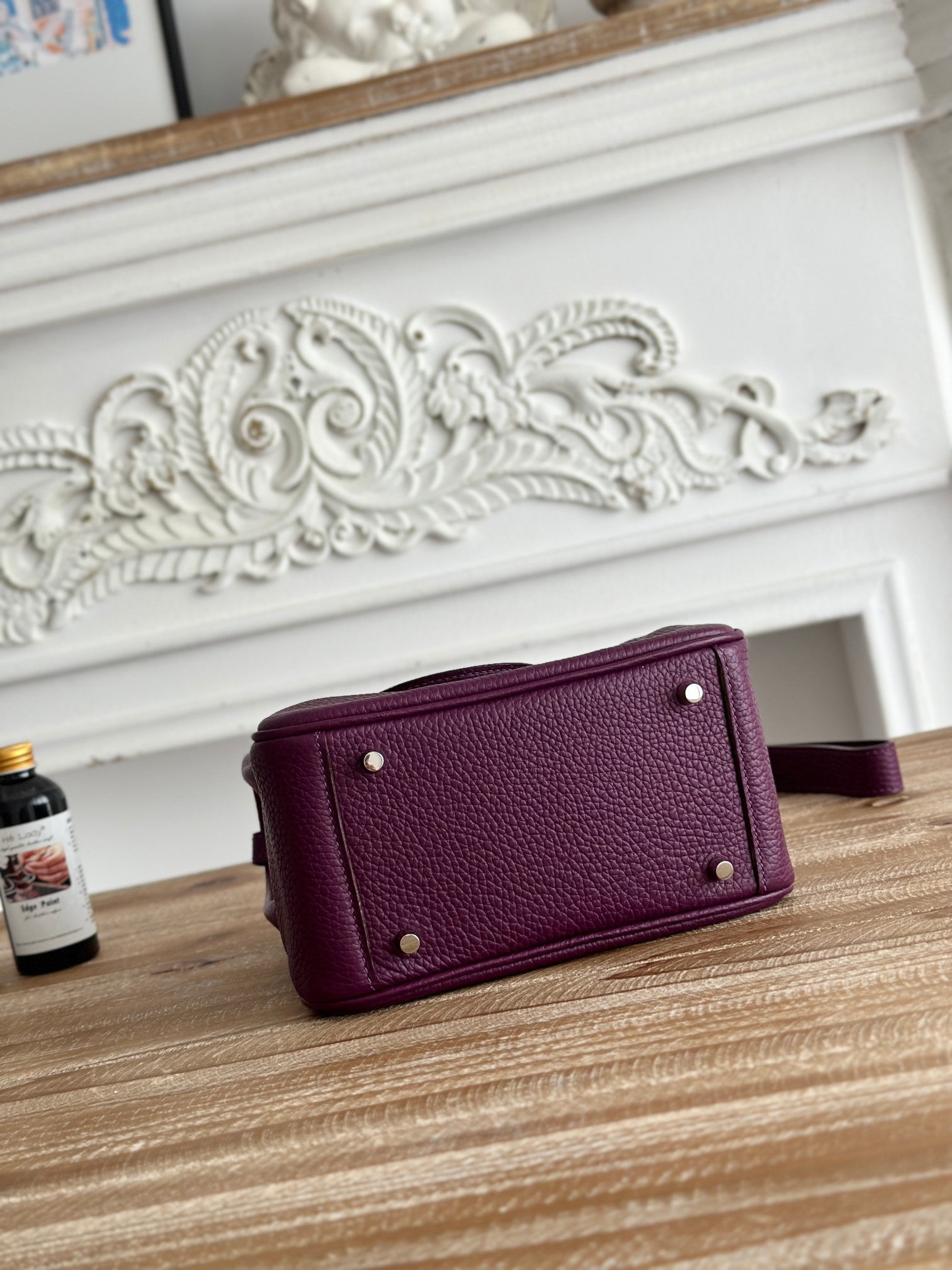 琳迪lindy 19cm	
Tc皮 蜜蠟線半手工縫製
lindy19保留了琳迪包所有細節的完整設計，側口袋、拉鍊等全部都是經典的設計√
這只小可愛暴擊了多少人的少女心