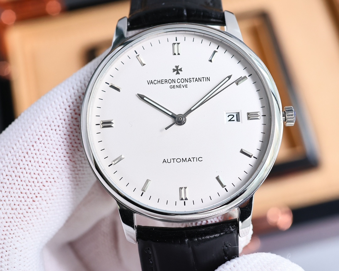 
最新款推薦   市場最高復刻 V4升級版本 江詩丹頓VC傳承系列85180腕表！
1⃣️【表殼】尺寸40MMX9MM，完美圓形的表殼，搭配微孤式表耳設計，使之更加貼合佩戴者的手腕。每一個成品殼套，都需經過MK嚴格的質量把控，方能還原正品獨特的質感。
2⃣️【機芯】9015鋼輪等部件均由MK制表師精工裝飾，自動擺陀更是鍍有18k金，最大限度呈現原裝精湛的工藝水平。
3⃣️【表鏡】前後兩片藍寶石玻璃鏡面，均有防眩暈鍍膜處理。
4⃣️【錶帶】雙層意大利小牛皮，搭配馬耳他十字針扣。🔥AD出品精品不斷🔥